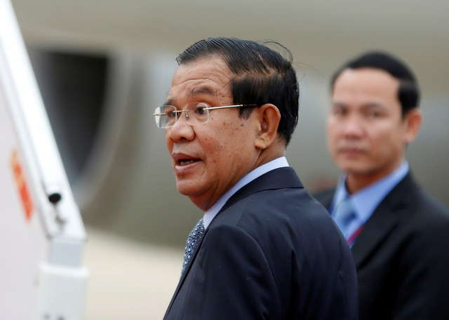 Thủ tướng Campuchia Hun Sen trên đường ra sân bay ngày 29-11 trước khi bay sang Trung Quốc - Ảnh: REUTERS