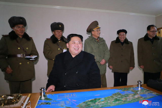 Hình ảnh được hãng thông tấn Triều Tiên KCNA công bố ngày 30-11 cho thấy nhà lãnh đạo Kim Jong Un vui mừng sau khi cho phóng thử thành công tên lửa ICBM rạng sáng 29-11 - Ảnh: REUTERS