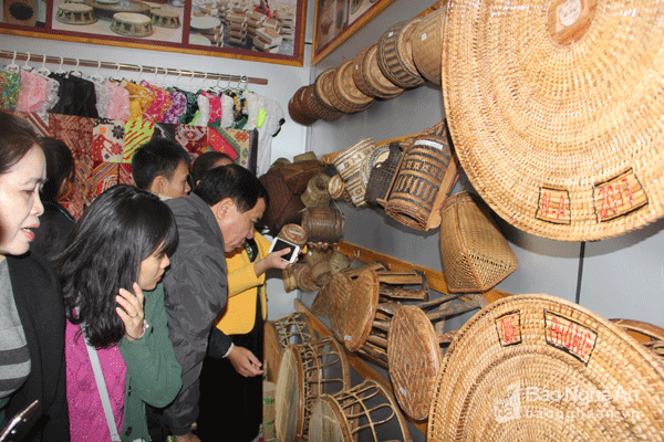 Người dân mua hàng đặc sản Quế Phong tại gian hàng trưng bày và giới thiệu sản phẩm huyện Quế Phong. Ảnh: Hồ Phương
