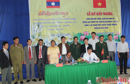 Ký kết nghĩa giữa các bản sát biên giới Việt - Lào. Ảnh Nguyên Nguyên