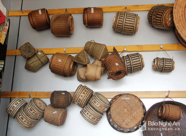 Sản phẩm đan lát của người Thái huyện miền núi Quế Phong. Ảnh: Hồ Phương