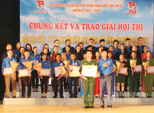 Bí thư Tỉnh đoàn Phạm Tuấn Vinh trao giải Nhất cho thí sinh Nguyễn Quang Kiên đôn vị Bộ Chỉ huy Quân sự tỉnh.