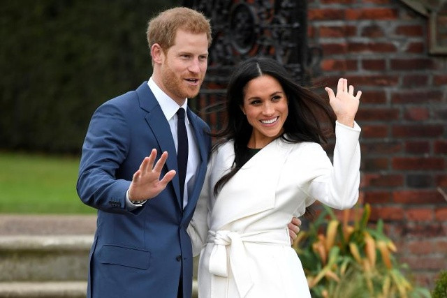 Prince Harry của Anh đặt ra với Meghan Markle trong Vườn Tắm nắng của Cung điện Kensington, London, Anh, ngày 27 tháng 11 năm 2017.