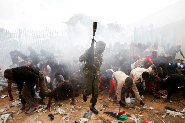 Mọi người rơi xuống khi cảnh sát bắn hơi nước để kiểm soát đám đông đang cố gắng vào một sân vận động để dự lễ nhậm chức của Tổng thống Uhuru Kenyatta tại sân vận động Kasarani ở Nairobi, Kenya ngày 28 tháng 11 năm 2017.