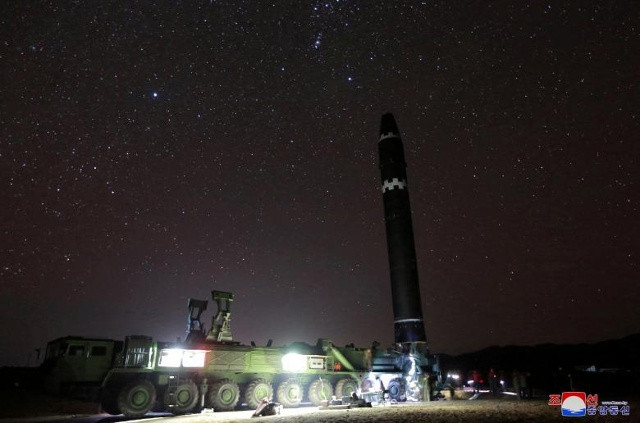 Một quan điểm về tên lửa đạn đạo xuyên lục địa mới được phát triển Hwasong-15 đã được phóng thành công, trong bức ảnh không tiết lộ này được phát hành bởi Cơ quan Thông tin Trung ương Triều Tiên Triều Tiên (KCNA) ở Bình Nhưỡng ngày 30 tháng 11 năm 2017.