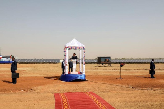Tổng thống Pháp Emmanuel Macron phát biểu trong buổi lễ khánh thành nhà máy điện năng lượng mặt trời tại Zaktubi, gần Ouagadougou, Burkina Faso, ngày 29 tháng 11 năm 2017.