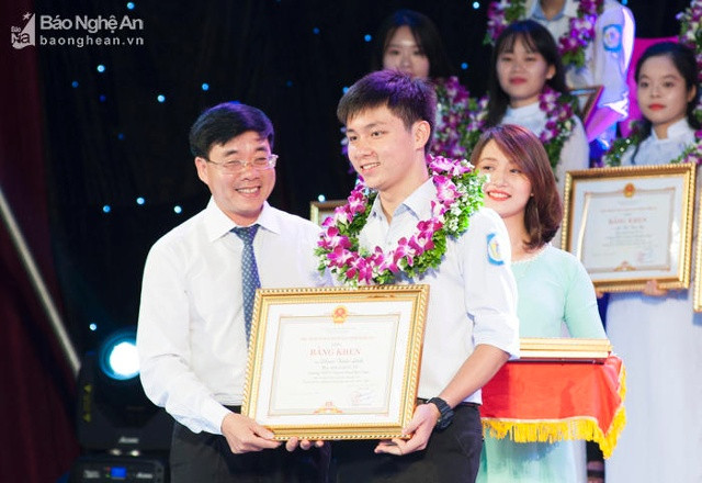 Đồng chí Nguyễn Văn Thông - Phó Bí thư Tỉnh ủy tặng Bằng khen cho những học sinh đạt học sinh giỏi Quốc gia