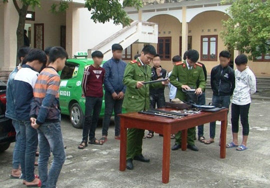 hóm học sinh và số hung khí chuẩn bị mang đi đánh nhau được công an thu giữ - Ảnh: Công an Ninh Bình