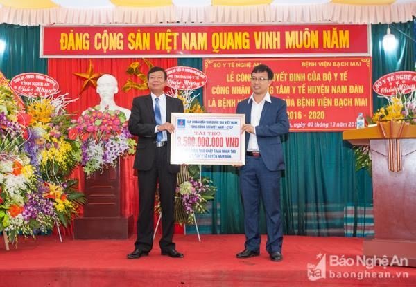 Tổng Công ty Khí Việt Nam trao tặng Trung tâm Y tế Nam Đàn 3,5 tỷ đồng. Ảnh: Thành Cường