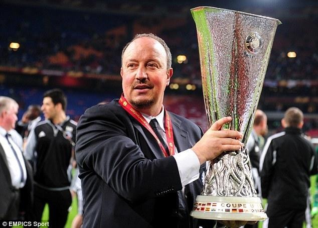 HLV Rafa Benitez cùng chiếc cúp vô địch Europa League năm 2013. Ảnh: Internet