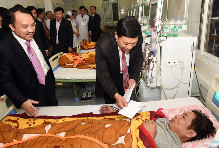 Đồng chí Nguyễn Xuân Đường trao tặng quà cho bệnh nhân đang điều trị tại bệnh viện Đa khoa Thành phố Vinh. Ảnh: Từ  Thành