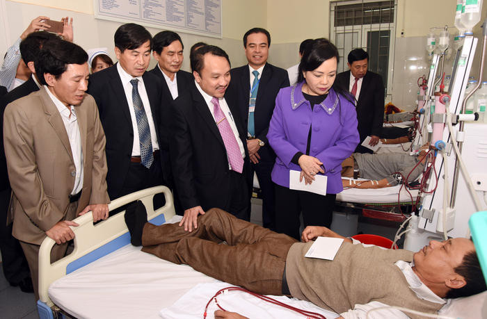 Bộ trưởng Bộ Y tế thăm hỏi, động viên các bệnh nhân nặng đang điều trị tại bệnh viện Đa khoa Thành phố Vinh. Ảnh: Từ Thành