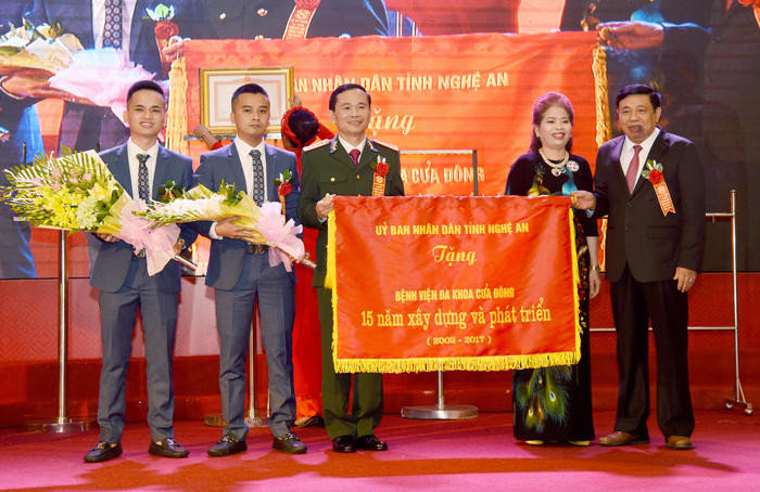 UBND tỉnh Nghệ An trao tặng bệnh viện bức trướng với nội dung: “Bệnh viện Đa khoa Cửa Đông 15 năm xây dựng và phát triển”. Ảnh: Từ Thành