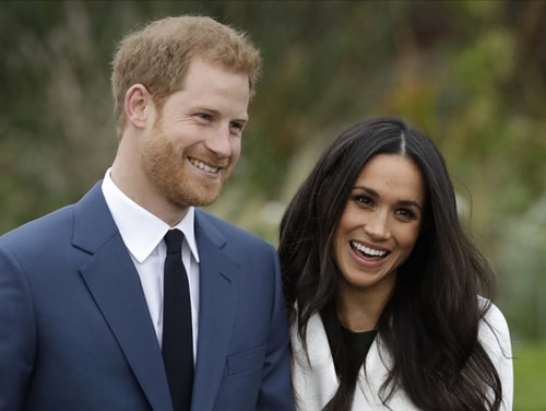 Hoàng tử Harry và bạn gái Meghan Markle tại Cung điện Kensington, London, ngày 27/11. Ảnh: AP.