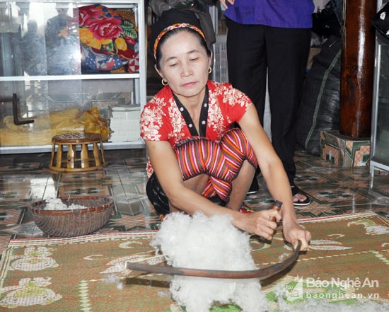 Quy trình sản xuất các mặt hàng thổ cẩm truyền thống của phụ nữ dân tộc Thái qua rất nhiều khâu. Đầu tiên là trồng, chăm sóc và thu hoạch cây bông  