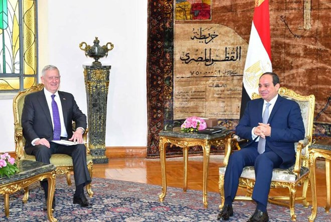 Tổng thống Ai Cập Abdel Fattah El-Sisi (phải) và Bộ trưởng Quốc phòng Mỹ James Mattis. (Nguồn: nileinternational.net)