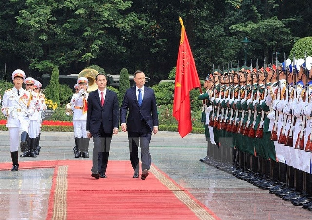 Chủ tịch nước Trần Đại Quang và Tổng thống Cộng hoà Ba Lan duyệt đội danh dự Quân đội Nhân dân Việt Nam. (Ảnh: Nhan Sáng/TTXVN)