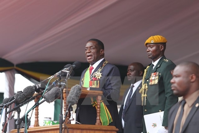 Tân Tổng thống Zimbabwe Emmerson Mnangagwa (trái). Nguồn: THX/TTXVN