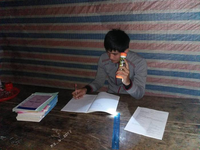 Thầy giáo dùng đèn pin soạn bài. Ảnh: Xuân Hòa
