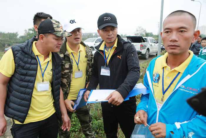 Với số lượng cần thủ đông nên tổ trọng tài khá vất vả trong việc bố trí và giám sát cuộc thi. Ảnh: Sách Nguyễn