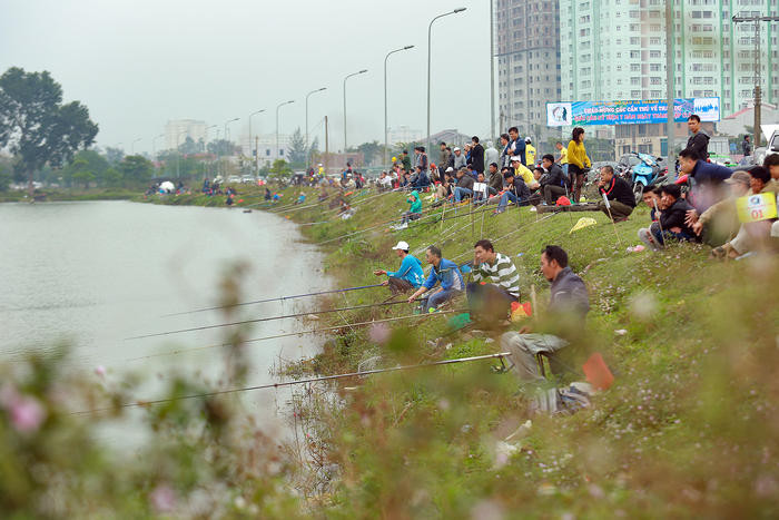 Với 108 cần thủ, cuộc thi câu cá lần này có số lượng người tham gia đông đảo nhất từ trước đến nay ở thành phố Vinh. Ảnh: Sách Nguyễn
