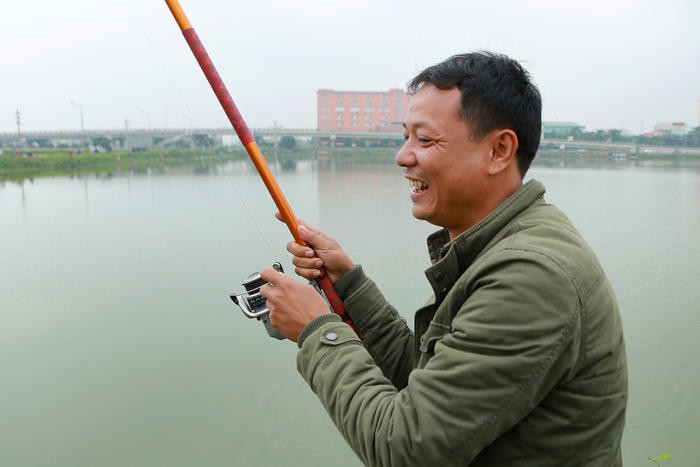 Niềm hứng khởi của cần thủ khi câu được cá. Ảnh: Sách Nguyễn
