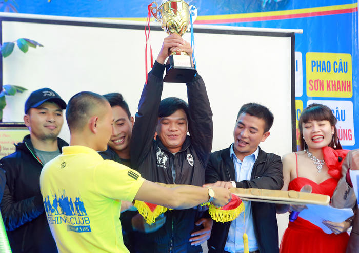 Kết thúc cuộc thi BTC đã trao giải Nhất và cúp vàng cho cần thủ Lê  Đình Lai đến từ đội câu phía Nam với con cá câu được nặng 4,520 kg. 