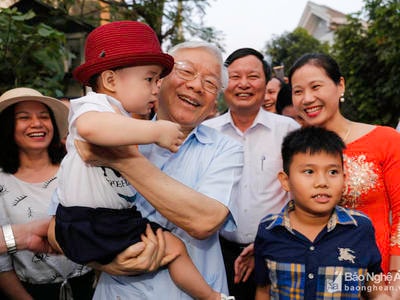 Tổng Bí thư Nguyễn Phú Trọng thân mật trao đổi với người dân địa phương. Ảnh tư liệu