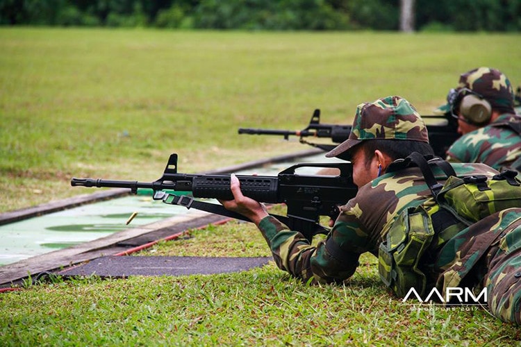 Pindad SS2-V1 một trong những biến thể đầu tiên của dòng súng trường tấn công Pindad SS2 do công ty PT Pindad của Indonesia thiết kế và chế tạo dành cho các lực lượng vũ trang của Indonesia cũng như một số thị trường xuất khẩu và Lào là một trong những khách hàng hiếm hoi của mẫu súng này. Nguồn ảnh: AARM.