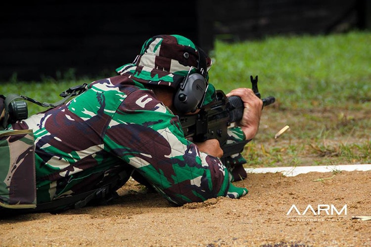 Cũng tại AARM 2017, đội tuyển Indonesia cũng sử dụng mẫu súng trường tấn công Pindad SS2 tuy nhiên lại là biến thể Pindad SS2-V4 với một số cải tiến nhất định so với phiên bản trước đó. Trong ảnh là một xạ thủ Indonesia với Pindad SS2-V4 tại AARM 2017. Nguồn ảnh: AARM.