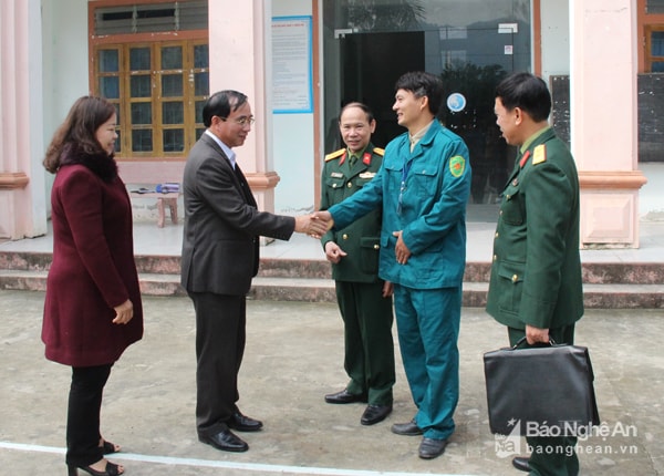 Đoàn công tác của tỉnh kiểm tra tại thị trấn Tân Lạc, huyện Quỳ Châu. Ảnh: Mai Hoa