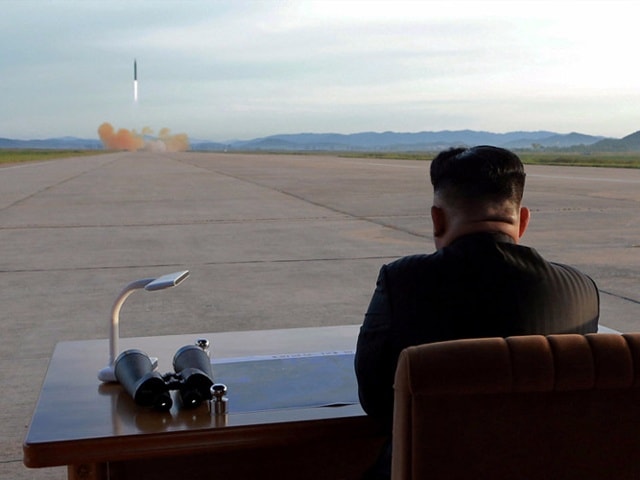 Nhà lãnh đạo Triều Tiên Kim Jong-un theo dõi vụ phóng thử tên lửa Hwasong-12. Ảnh do Hãng thông tấn Trung ương Triều Tiên (KCNA) công bố ngày 16/9/2017. Ảnh: Reuters.