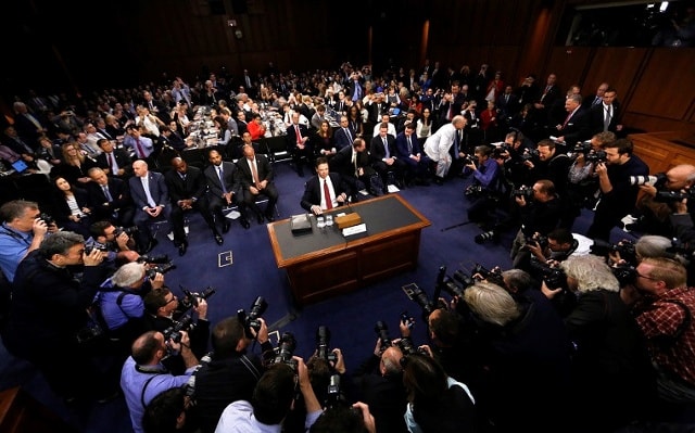 Cựu Giám đốc FBI James Comey chuẩn bị làm chứng trước phiên điều trần của Ủy ban Tình báo Thượng viện Mỹ về nghi vấn Nga can thiệp vào cuộc bầu cử Tổng thống Mỹ năm 2016 ngày 8/6/2017. Ảnh: Reuters.