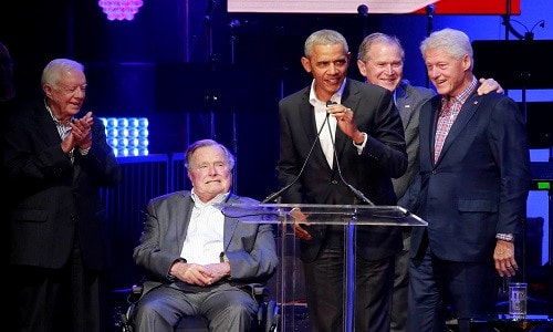 5 cựu Tổng thống Mỹ gồm Jimmy Carter, George H.W. Bush, Bill Clinton, George W.Bush và Barack Obama, cùng xuất hiện tham gia sự kiện tại trường Đại học A&M Texas, bang Texas ngày 21/10/2017 nhằm gây quỹ giúp đỡ các nạn nhân bị ảnh hưởng bởi bão. Ảnh: Reuters.