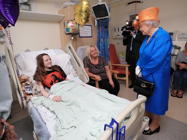 Nữ hoàng Anh Elizabeth II thăm hỏi Millie Robson, 15 tuổi, một nạn nhân bị thương trong vụ đánh bom ở Manchester, hôm 25/5. Ảnh: Reuters.