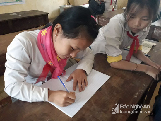 Những lúc rảnh rỗi, học sinh người Mông thường tập viết chữ của dân tộc mình. Ảnh: Đào Thọ