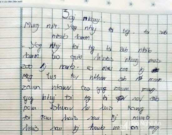 Một bài hát bằng tiếng Mông trong sổ tay học sinh. Ảnh: Đào Thọ