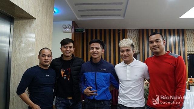 Hai cầu thủ Mạnh Hùng và Phi Sơn xuất hiện trong vòng vây của người hâm mộ...