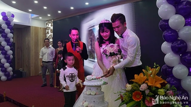 Tiền vệ Ngọc Toàn và Thanh Xuân cắt bánh thành hồn, hai người đã chờ đợi trận chung kết Cúp QG giữa SLNA và B. Bình Dương kết thúc mới có thể tổ chức lễ cưới.