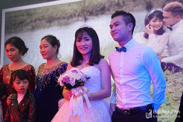 Đôi bạn trẻ hanh phúc rạng ngời trong ngày vui của mình. Nhất là khi lễ cưới diễn ra sau chức vô địch Cúp QG.