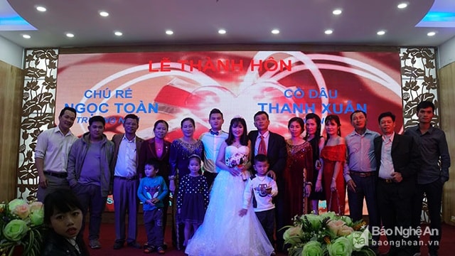 Gia đình hai quan viên hai họ vui mừng và hạnh phúc cho cặp đôi tìm thấy được bến bờ của hạnh phúc.