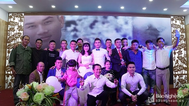 Tiền vệ Nguyễn Quang Tình và vợ con cũng có mặt trong ngày cưới của cậu