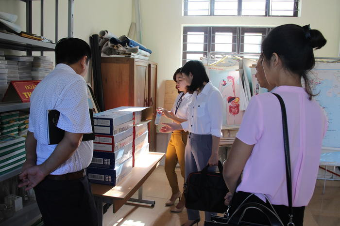 Ban Văn hóa Xã hội HĐND tỉnh khảo sát việc thực hiện Chương trình sữa học đường tại huyện Tương Dương. Ảnh: Hoài Thu