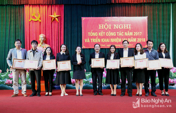 Trao tặng danh hiệu Chiến sỹ thi đua cấp cơ sở cho 14 cá nhân. Ảnh: Hồ Phương