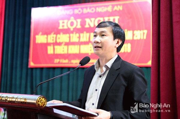 Phó Tổng biên tập Báo Nghệ An Trần Văn Hùng báo cáo kết quả công tác xây dựng đảng năm 2017. Ảnh: Hồ Phương.