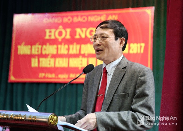 Phó Bí thư Đảng bộ Khối CCQ tỉnh Hoàng Văn Nhiên đề nghị Đảng bộ Báo Nghệ An tiếp tục phát huy những nội lực, hoàn thành xuất sắc nhiệm vụ. Ảnh: Hồ Phương.
