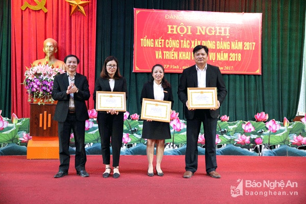 Trần Văn Hùng trao giấy khen