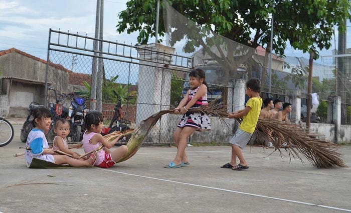 Mo cau là phần đầu của tàu cau, giúp tàu cau bám vào thân cau, khi những nhánh lá cau già, khô héo thì tàu cau rụng xuống. Ngoài công dụng cắt phần mo cau ra để làm quạt, nó trở thành một chiếc xe mo cau để lu trẻ nhỏ thay phiên nhau kéo bạn mình loanh quanh trong sân nhà.  Ảnh: Lê Khánh Thành