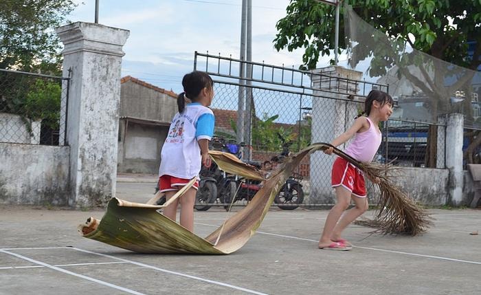 Trò chơi kéo mo cau đã đi vào ký ức của bao nhiêu thế hệ, nhất là những ai đã sinh ra, lớn lên ở làng quê. Ảnh: Lê Khánh Thành