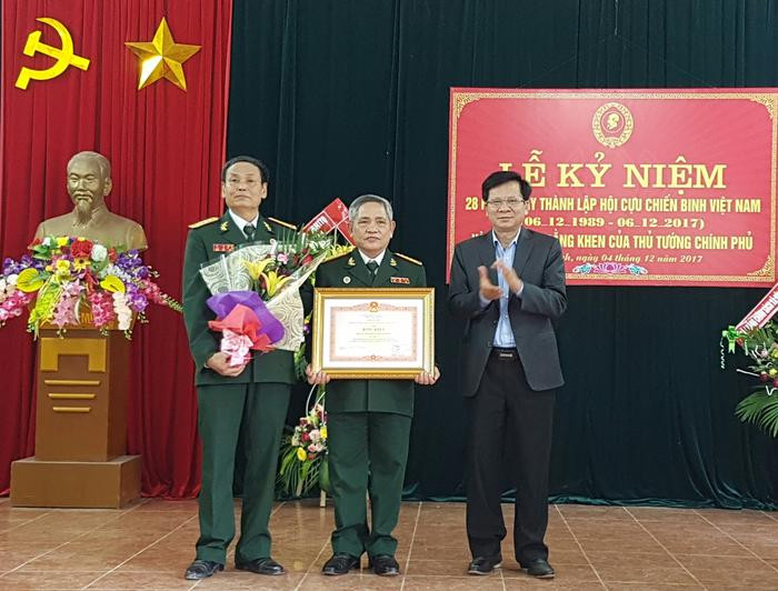 Đồng chí Phan Văn Tuyên - Chủ tịch UBND huyện Yên Thành đã trao Bằng khen của Thủ tướng Chính phủ cho Hội CCB huyện Yên Thành. Ảnh: Anh Tuấn
